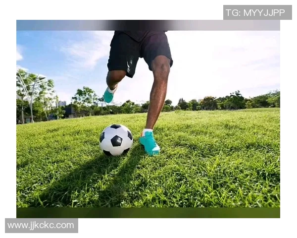 足球蓝绿黄的魅力交织与文化碰撞探讨球场上的激情与梦想